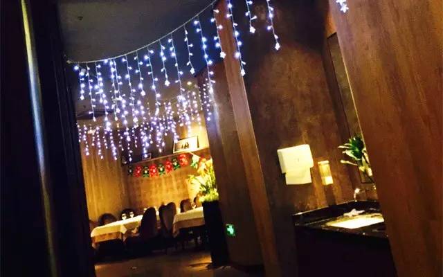 每天卖100份牛排,每天营业额只有2000的牛排自助餐