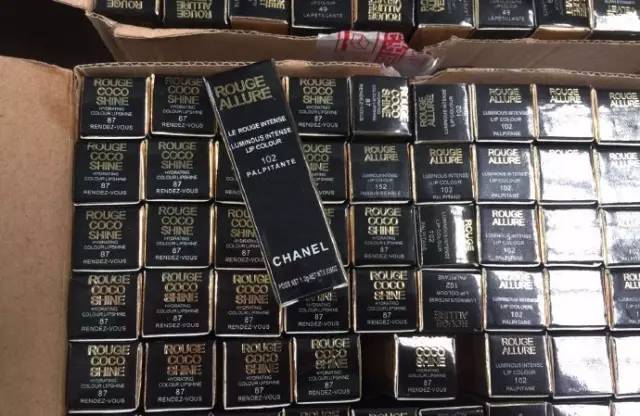 海关查获代购口红,海关查获72万假化妆品