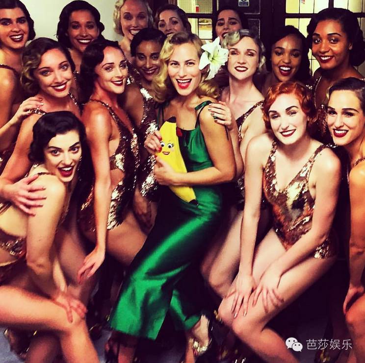 范冰冰拎着表情包走红毯,范冰冰参加天天向上视频