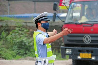 协警暴雨光脚指挥交通,女交警光脚踩水坑