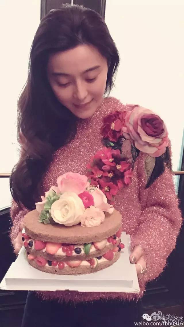 范冰冰为范丞丞庆生,范冰冰为李晨庆生亲密互动曝光