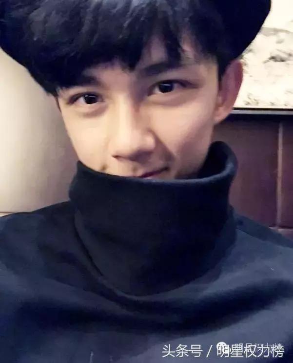 明星自拍除了卖萌还会搞怪！鹿晗TFBOYS教你自拍的正确姿势