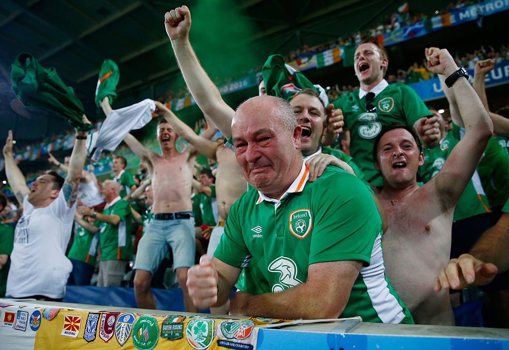 足球场上的温暖瞬间总是让人泪目,足球的催泪时刻