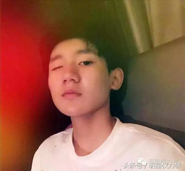 明星自拍除了卖萌还会搞怪！鹿晗TFBOYS教你自拍的正确姿势