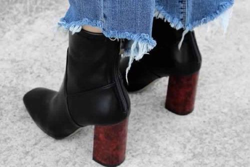 今年最流行的靴子是哪一款,时髦姑娘都说今年靴子要买潮色