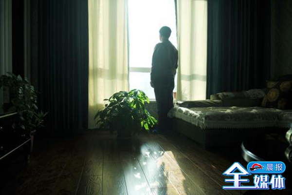 手冷脚冷头疼嗓子疼低烧,头疼且夜间发烧腿脚无力