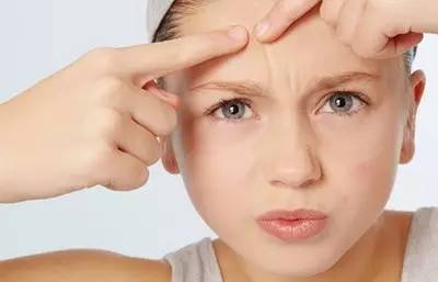 挤痘痘注意方法,在脸上挤痘痘其实是个危险的动作