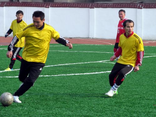 高温踢球注意什么,冬天足球踢球注意事项