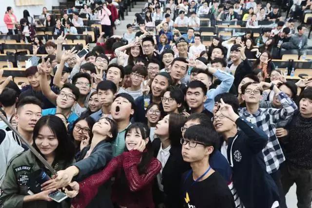 吃饭时直播，睡觉时赶路，《微能力者》校园宣传使出微能力！