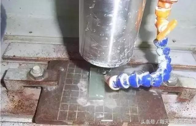 玉器手工雕刻和机器雕刻,机器雕刻玉器痕迹放大图