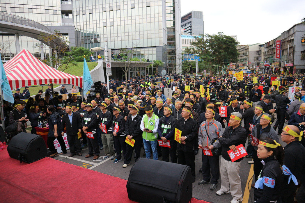 台当局新政策惹怒中药商！上千人包围“卫福部”