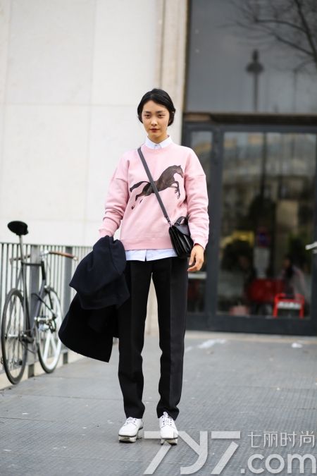 小白鞋松糕鞋搭配连衣裙,松糕鞋时尚配纱裙