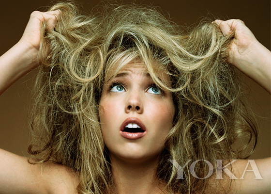 头发很油贴头皮有静电怎么去除,头发静电消除的小妙招没有精油