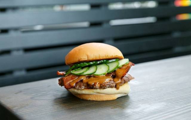 节日派对季，敢不敢换种姿势喝啤酒、咖啡、啃汉堡、吃爆米花……？｜WorldNotice