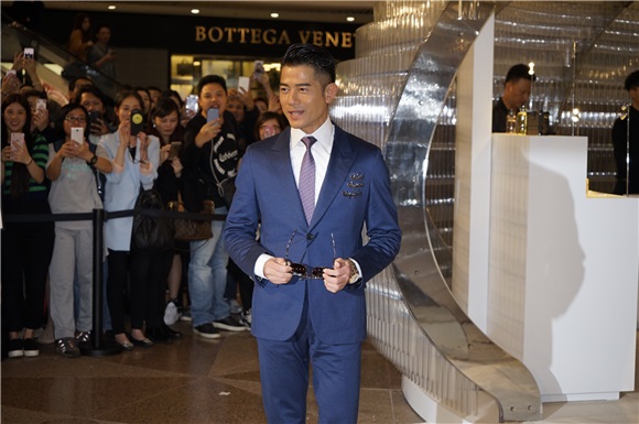 〈Yes香港现场〉林嘉欣喜爱自己买包称：更有满足感