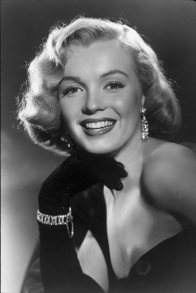 入冬后腕饰被“打入冷宫”？你该学学梦露的珠宝戴法！