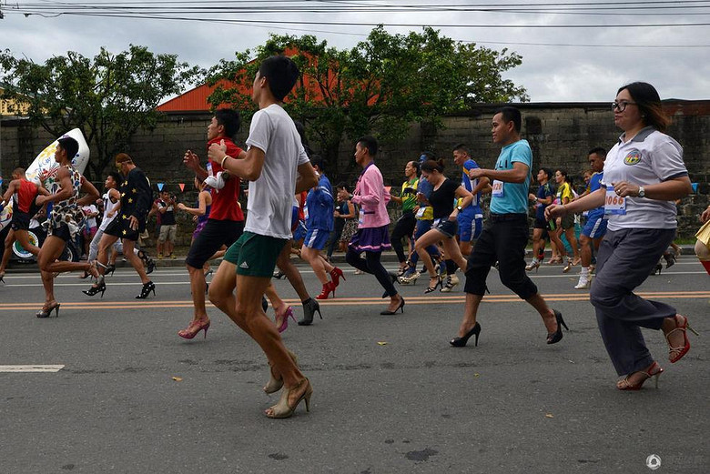 来啊相互崴脚啊!一起穿上高跟鞋跑步!