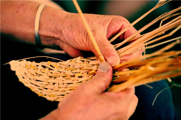 稻草龙手工,稻草龙怎么编手工作品