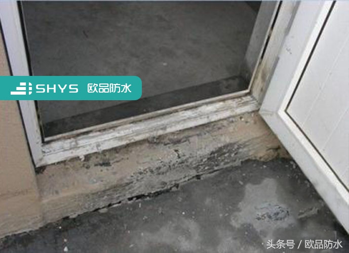 窗框与窗框之间的缝隙渗水,窗框上边与墙体间渗水怎么处理