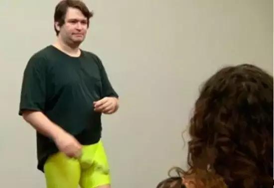 男子因眼小申请护照遭歧视外国男子因丁丁太大安检遭拒