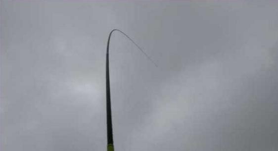 钓鱼人太牛！大风大雨中垂钓也能迎来鲤鲫大丰收