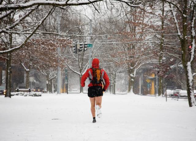 穿冲锋衣跑步合适吗,冬天跑步怎么穿衣服才好看
