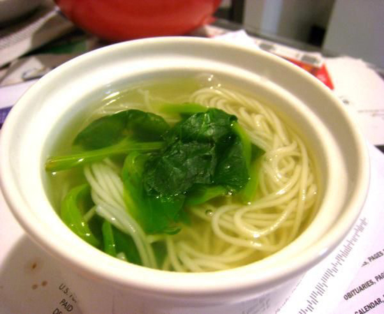 看似朴实无华的一碗清汤面,一碗让人满口留香的清汤面