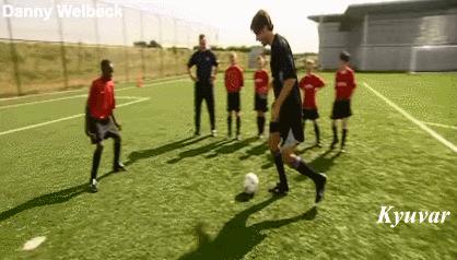 五岁小孩踢球,小朋友碾压国足的场面