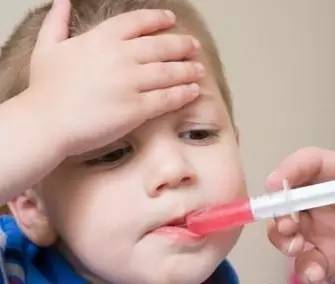 宝宝发烧不去医院可以在家吃药吗,外国人小孩发烧不给吃药