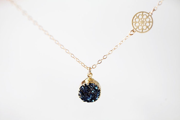 40岁女人适合佩戴什么首饰,二十几岁的女生戴什么首饰