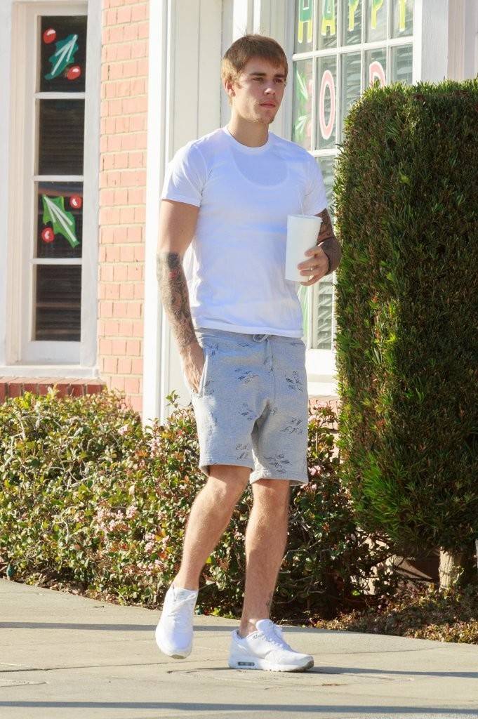 JustinBieber穿着小白鞋，却越来越沧桑...