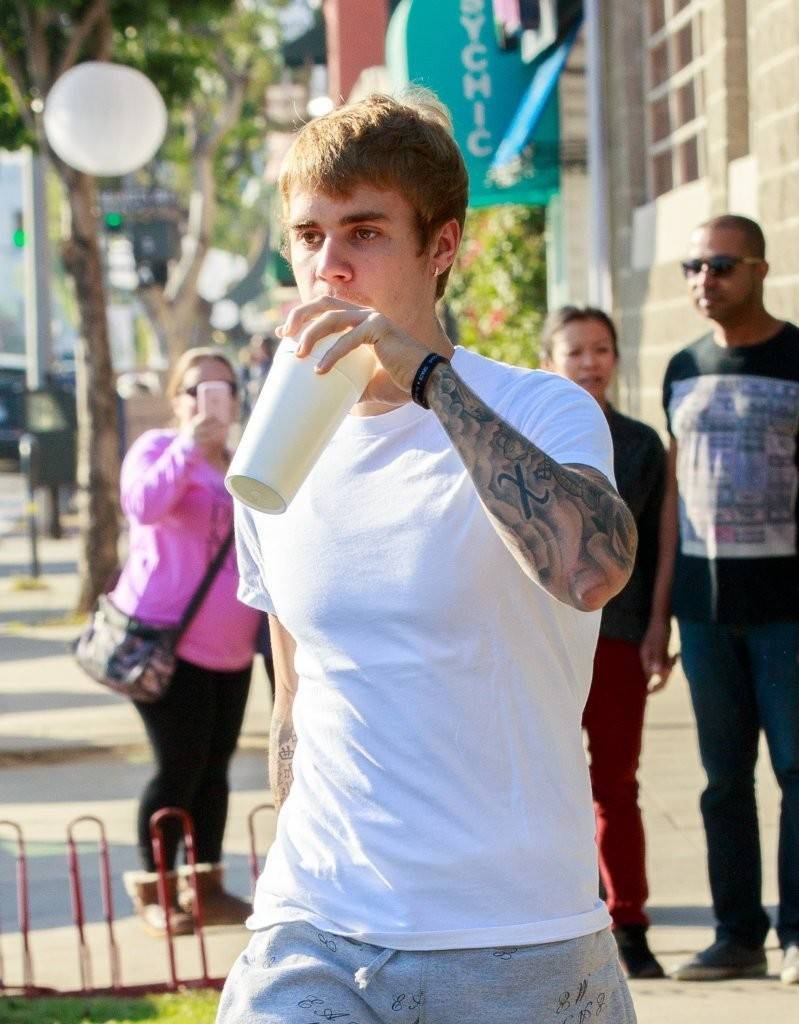 JustinBieber穿着小白鞋，却越来越沧桑...