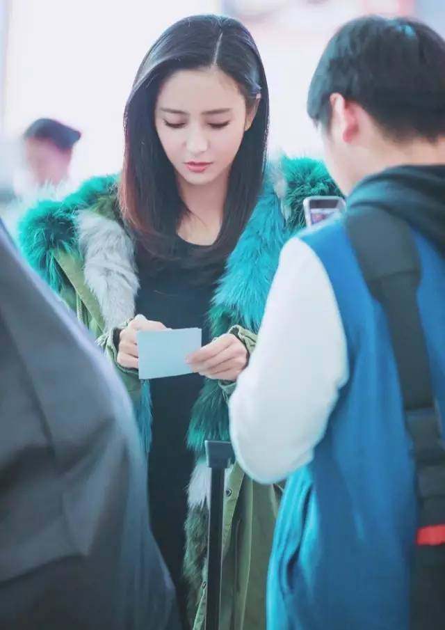 江疏影和戚薇的穿衣搭配,江疏影戚薇同款