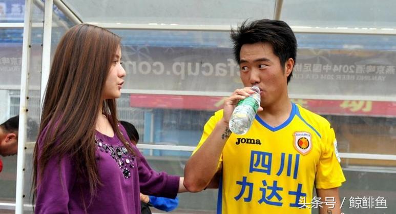 还记着她吗?曾出演《裸婚时代》,如今是足球队的美女董事长