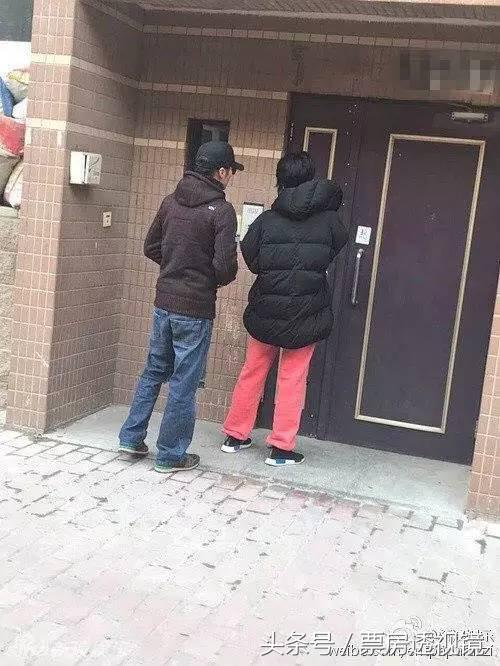 王菲演唱会黄牛票炒到100万，*票开**32秒卖空，“天后”独一人