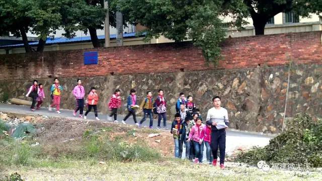 西滨镇开通学生班车!这些村的学生有福了!