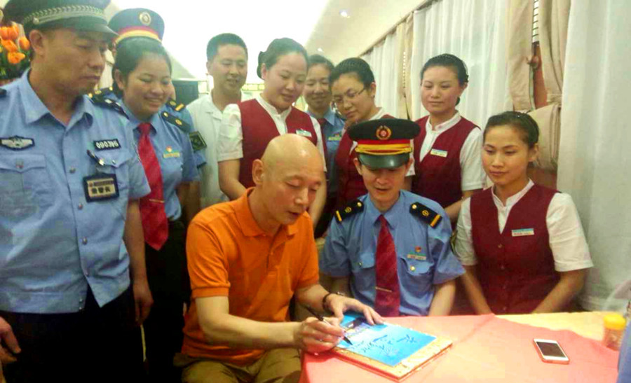 葛优出国都坐火车吗,葛优坐飞机去欧洲