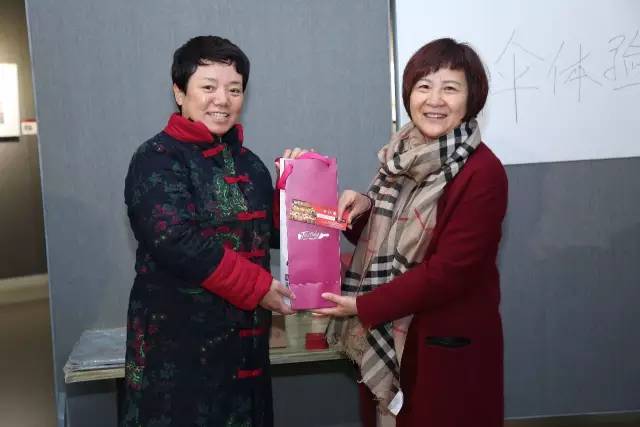 “最佳拍档——手绘雨伞”活动在亮宝楼成功举办