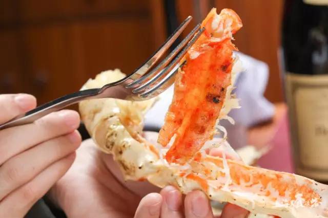 带上你的Dior、YSL到这家高逼格西餐厅，按口红数吃牛排！