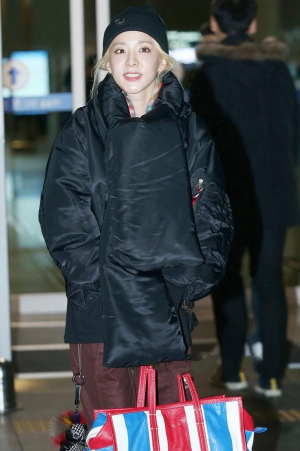 韩国女明星机场照皮衣,韩国女明星同款阿迪达斯