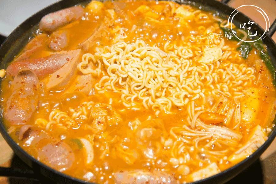 魔都这家店有一只“浴火焚身”的韩国鸡，一群人竟然抢着去滚菜单！