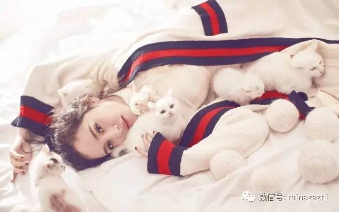 杨幂冬款lv羽绒服,杨幂冬日宽松毛衣