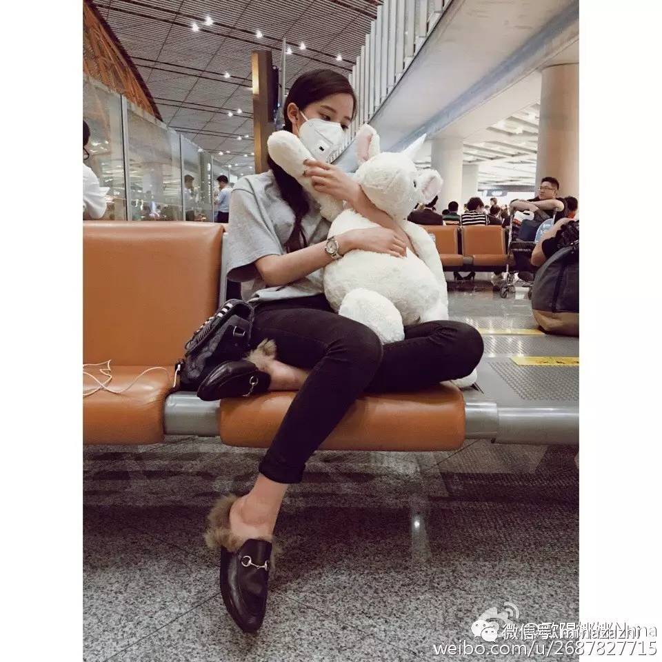 杨幂冬款lv羽绒服,杨幂冬日宽松毛衣