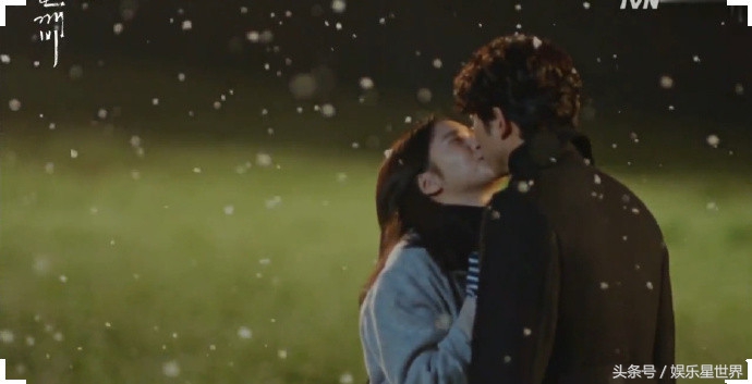 《鬼怪》吻戏：恩卓无法拔出金信的剑，猝不及防地来了个唯美之吻