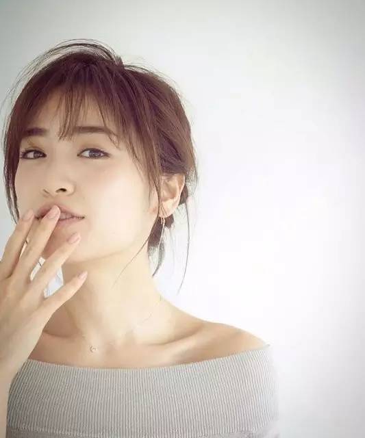 适合圣诞节的美甲你学会了吗,圣诞款美甲来啦简单的法式风