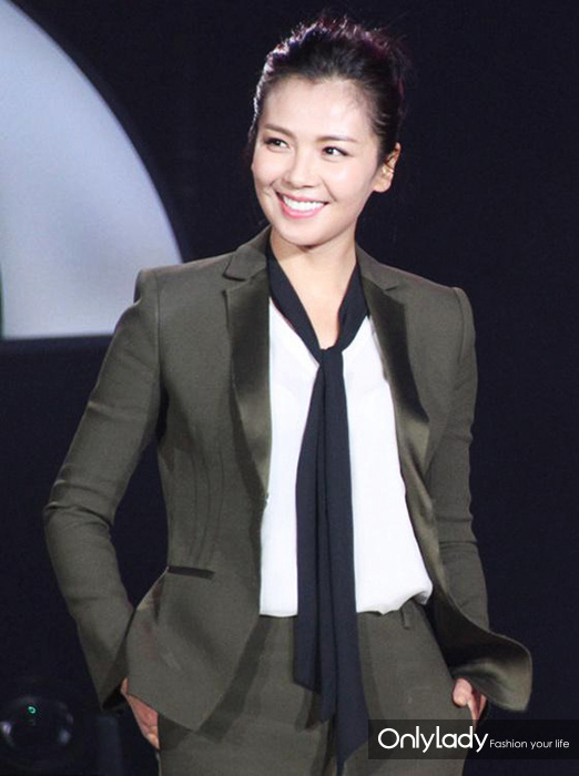 凯特王妃蓝色丝巾,凯特王妃戴丝巾