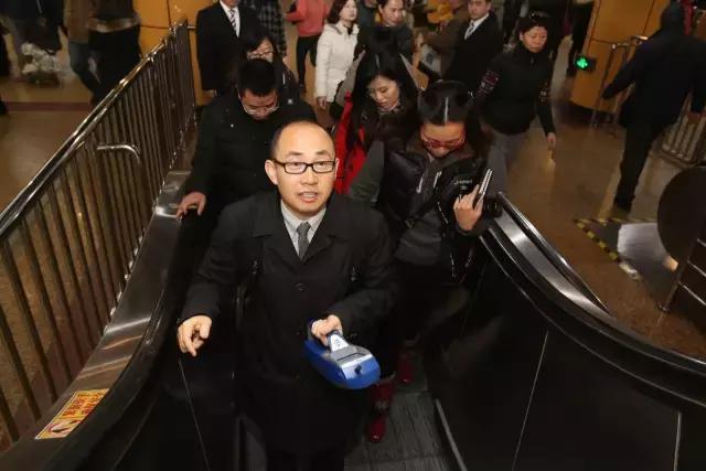 鹿晗绿色同款口罩,心疼鹿晗的瞬间