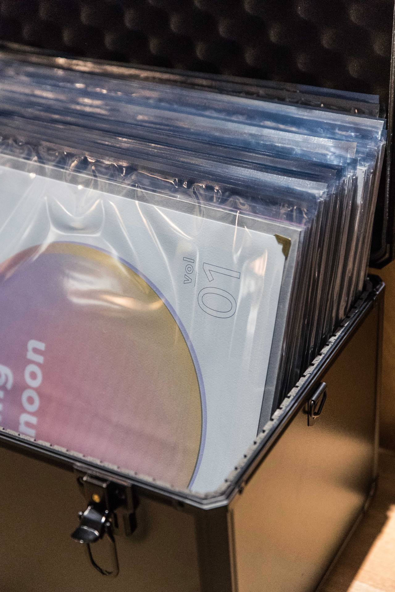 图集｜我们带着这些“黑胶唱片”和几百个好看的人，一起入侵了DOE