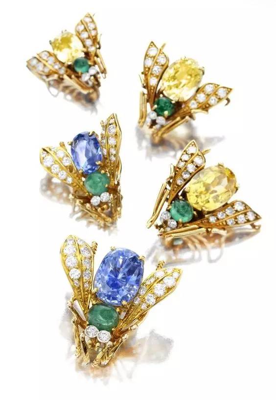 驼色大衣戴胸针,黑色大衣适合戴的胸针