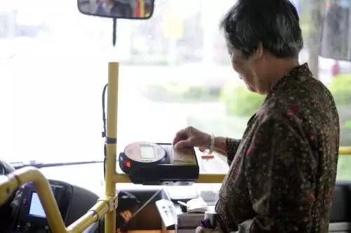 老年人凭市民卡可免费乘地铁吗,老年人免费乘车卡坐地铁优惠吗